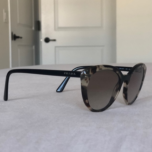 HOST PICK Authentic Prada TortoiseShell Sunglasses - Picture 4 of 11